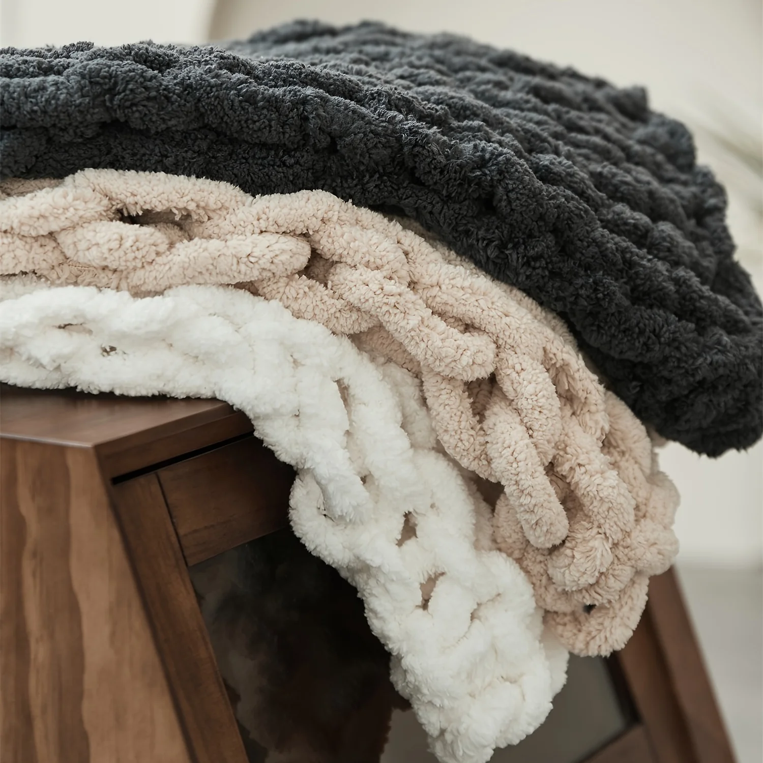 Throw Blanket Chunky Knit - بطانية محبوكة يدويًا بخيوط سميكة، بطانية
